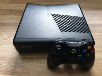 XBOX 360 S 250 GB foto