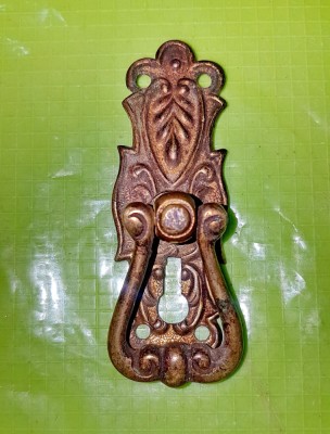 D361-Shild tragator vechi mic anii 1900 bronz aurit in patina timpului. ` foto