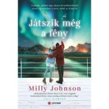 J&aacute;tszik m&eacute;g a f&eacute;ny - Vannak, akiket &eacute;pp olyan t&eacute;vedhetetlen&uuml;l vezet egym&aacute;shoz a sors, mint az ir&aacute;nytű - Milly Johnson