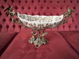Fructiera decorativa mare cu ingerasi, in stil rococo, cu baza din bronz si vas ceramic pictat
