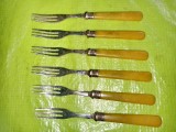 H149-Set 6 Cutite Prajituri Vechi Maner Bachelita Galben Perioada Interbelica 1930-40 Stare Buna. Lungime 16 Cm, Manerul Lungime 7 Cm, Latime 13 mm.