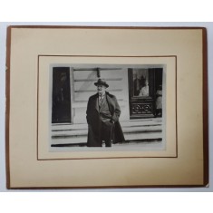 MARELE CHIRURG C. DANIEL , IN FATA SPITALULUI COLTEA DIN BUCURESTI , FOTOGRAFIE , 1933