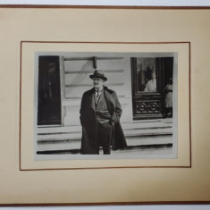 MARELE CHIRURG C. DANIEL , IN FATA SPITALULUI COLTEA DIN BUCURESTI , FOTOGRAFIE , 1933