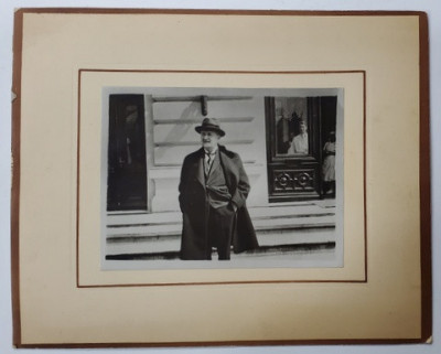 MARELE CHIRURG C. DANIEL , IN FATA SPITALULUI COLTEA DIN BUCURESTI , FOTOGRAFIE , 1933 foto