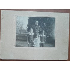 Fotografie pe carton, militar cu trei copii, sfarsit de secol XIX