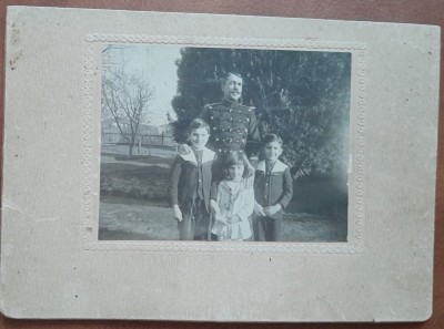 Fotografie pe carton, militar cu trei copii, sfarsit de secol XIX foto