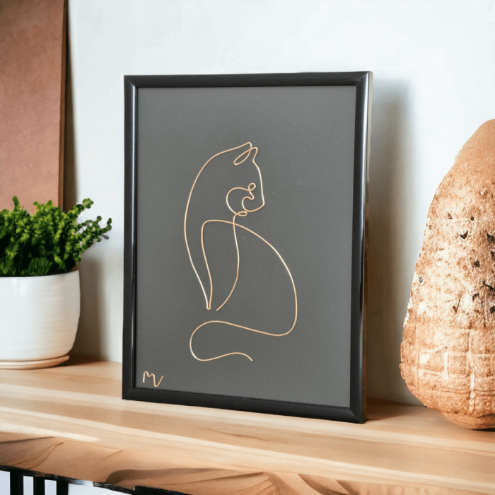 O pisica, tablou din fir continuu de sarma placata cu aur, 16&times;21 cm
