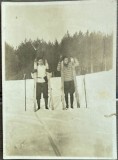 1931 Foto veche interbelică, Schiori la Brasov, sporturi de iarna, costume schi, istoria timpului liber, vacante, concedii la munte, tip CP
