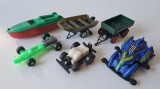 Lot: 7 x jucarie veche plastic, div. proiecte: 2 x (remorca &amp; barca) Germania Siku, 3 x masinuta curse formula 1 (2 au motor pull back) China, Italia