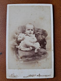 Fotografie tip CVD, bebe pe fotoliu, inceput de secol XX