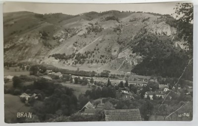 BRAN , VEDERE GENERALA , CASE DIN COMUNA SI DRUMUL CATRE CASTEL , CARTE POSTALA , INTERBELICA foto