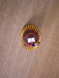 QW9 K 99 - Insigna - tematica comunism - Fruntas in intrecere - anul 1982, Romania de la 1950