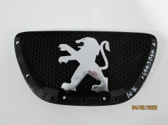 Emblema fata Peugeot 107 an 2005 2006 2007 2008 2009 cod 31260H010 foto