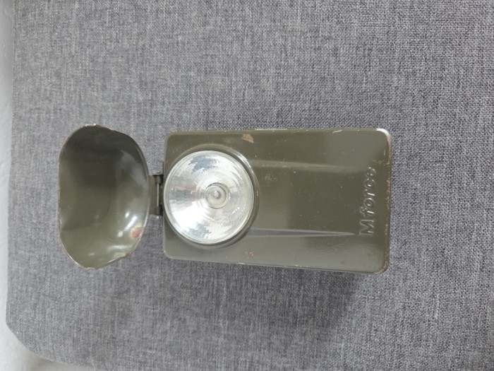 Lanterna militara patrata