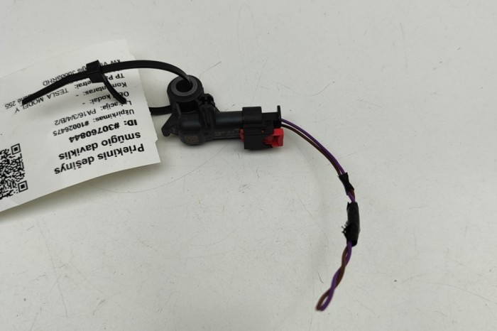 Senzor de impact dreapta față TESLA MODEL Y 2024 OEM: 1036761-00-B 30760844