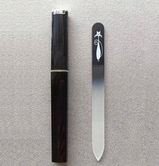 Pila de unghii din sticla cu suport acrilic premium - design pisica