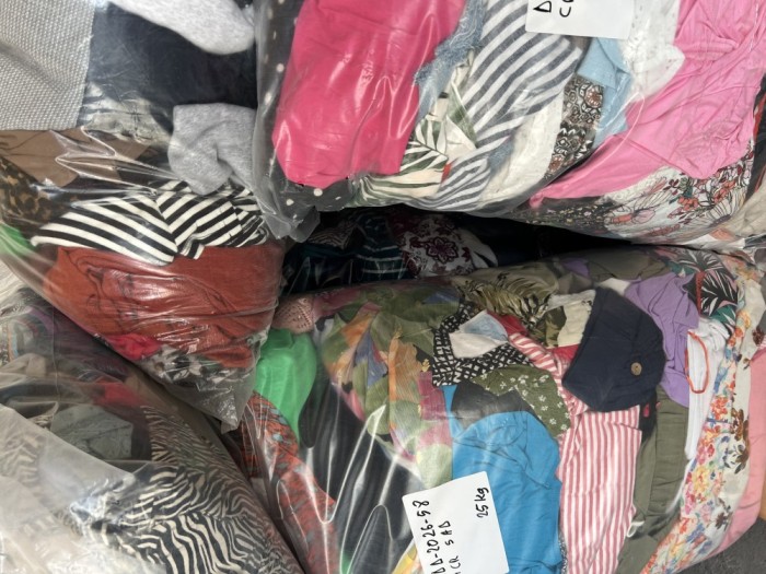 &Icirc;mbrăcăminte second hand cremă extra