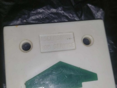 2 PLACI DE CONTROL pentru lift vechi,placa de control pentru lifturile vechi plexiglas Sageata verde-pentru sus si jos-mijloc rosu si orificiu buton foto