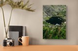 Tablou Canvas, "Ochiul fermecat al muntelui verde", Piatră, Lac, Iarbă, Reflecție, Cer, Natură, Vegetație, Tranquilitate, Munți, Culoare., 26 x 39 cm,