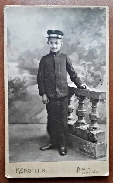 Fotografie pe carton, elev, perioada interbelica