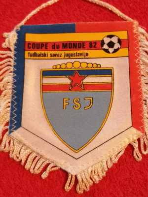 Fanion-Federatia de Fotbal din IUGOSLAVIA(CM 1982)pe spate rezultate calificari foto