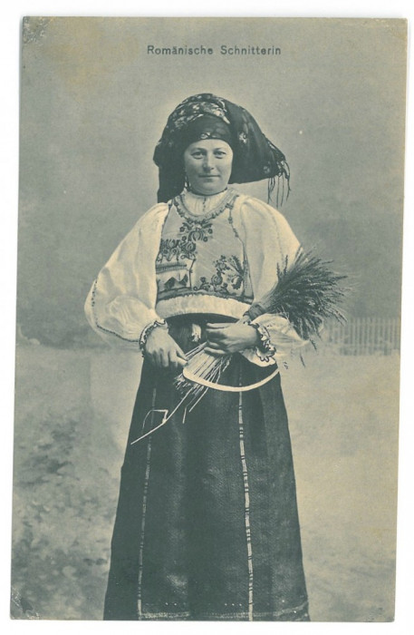 5069 - ETHNIC woman, Romania - old postcard - unused