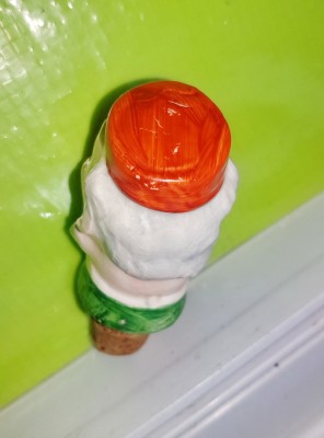 F721-Dop bauturi vechi colectie comic- Cap de mos hazliu ceramic colorata. foto