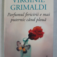 PARFUMUL FERICIRII E MAI PUTERNIC CAND PLOUA , roman de VIRGINIE GRIMALDI , 2020 , COTORUL ESTE LIPIT CU SCOCI