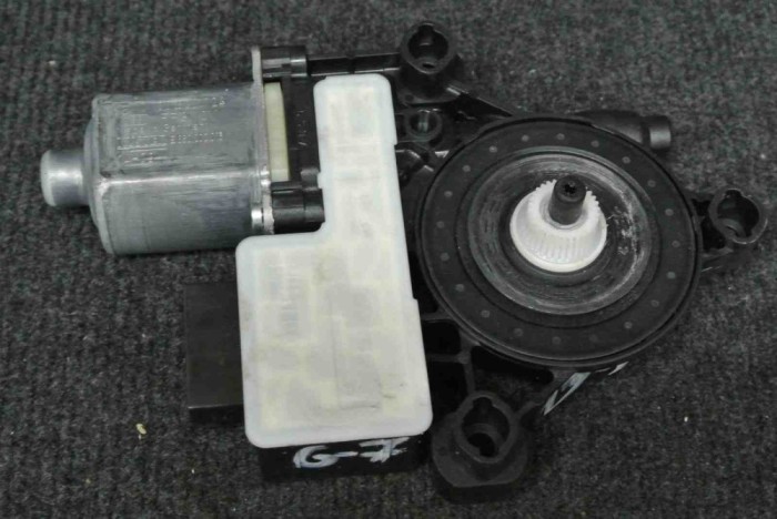 Motor macara geam ușă dreapta spate VW GOLF VII 5G1, BQ1, BE1, BE2 2014 OEM: 5Q0959812A 1423759