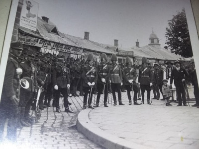 fotografie veche militari in tinuta parada SERGENTI,SOLDATI,OFITERI,1928,T.GRAT foto