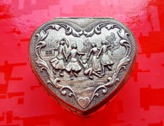G292-Caseta mica veche bijuterii model inimioara basorelief cu dansatori pe picioruse metal masiv argintat antichizat.
