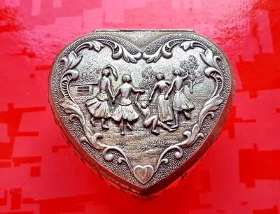 G292-Caseta mica veche bijuterii model inimioara basorelief cu dansatori pe picioruse metal masiv argintat antichizat. foto
