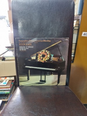 Vinil Elton John Funeral for a Friend / Love Lies Bleeding foto