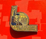 H492-I-Insigna- Brosa antifascista pacifista Belgia 1934-Congres Tineret socialist-Jos fascismul-Jos razboiul alama aurita colorata.