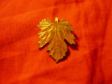 Insemn Militar Canadian Frunza de Artar ,alama aurita , dim.= 2,5x2,2cm