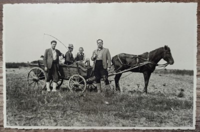 Vanatori cu caruta trasa de cal, Romania interbelica// fotografie foto