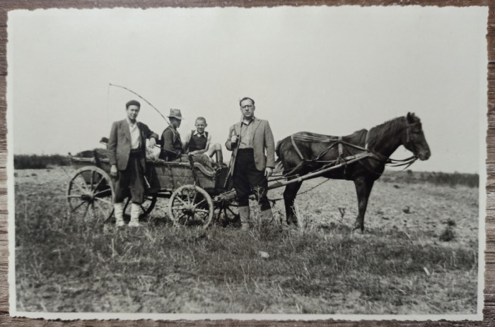 Vanatori cu caruta trasa de cal, Romania interbelica// fotografie