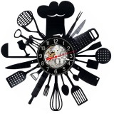 Ceas de perete decorativ din disc vinil, model bucatarie cu ustensile, negru, 30 cm, silentios, handmade