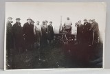 GRUP DE BARBATI ASISTAND LA LUCRARILE FACUTE CU TRACTORUL PE CAMP , FOTOGRAFIE MONOCROMA, PE HARTIE LUCIOASA , PERIOADA INTERBELICA , COLTURILE DIN S