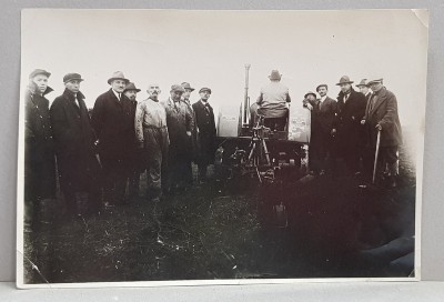 GRUP DE BARBATI ASISTAND LA LUCRARILE FACUTE CU TRACTORUL PE CAMP , FOTOGRAFIE MONOCROMA, PE HARTIE LUCIOASA , PERIOADA INTERBELICA , COLTURILE DIN S foto