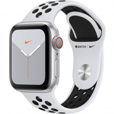 Smartwatch Apple Watch Nike Series 5 GPS Cellular 40mm Silver Aluminium Case Pure Platinum Black Nike Sport Band S/M &amp;amp; M/L foto