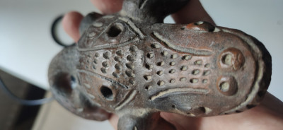 Fluier vechi din teracota arsa , probabil America de Sud - foto