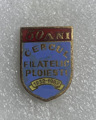 Insigna 50 ani Cercul filatelic Ploiești 1932-1982 foto