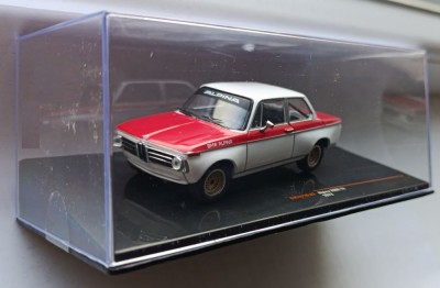 Macheta BMW Alpina 2002 tii 1972 alb/rosu - IXO Premium 1/43 foto
