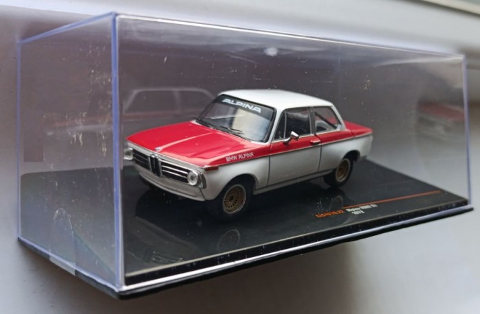 Macheta BMW Alpina 2002 tii 1972 alb/rosu - IXO Premium 1/43