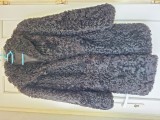 Haină de blană naturală din astrahan (karakul) &ndash; Neagră, stare excelentă
