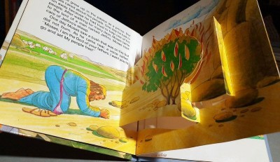 The Story of Moses - A candle pop-up book/Tridimensional book foto