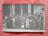Fotografie tip carte postala, grup de persoane la un eveniment, perioada interbelica