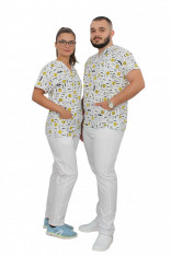 Costum medical Smile, cu bluza cu imprimeu si pantaloni albi cu elastic S INTL foto