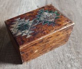 Mica cutie de lemn cu motive traditionale romanesti, perioada interbelica